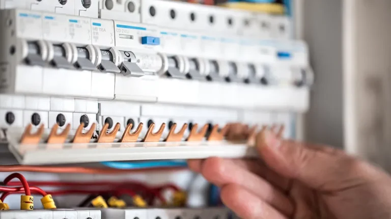 The differences between the photovoltaic automatic reclosing switch and the self-recovery overvoltage protector